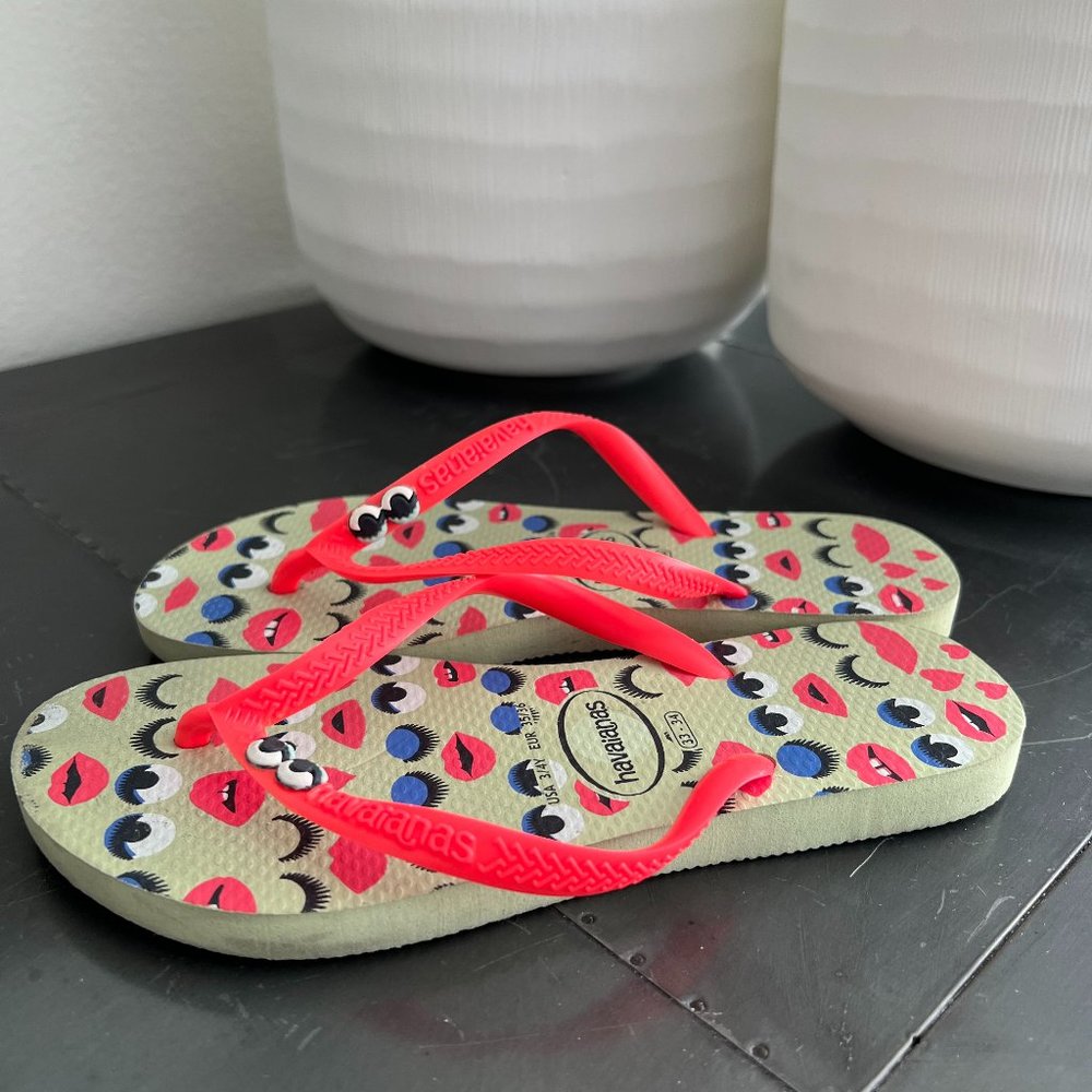HAVAIANAS Women's Flip Flop With Eyes and Lips Size 5/6